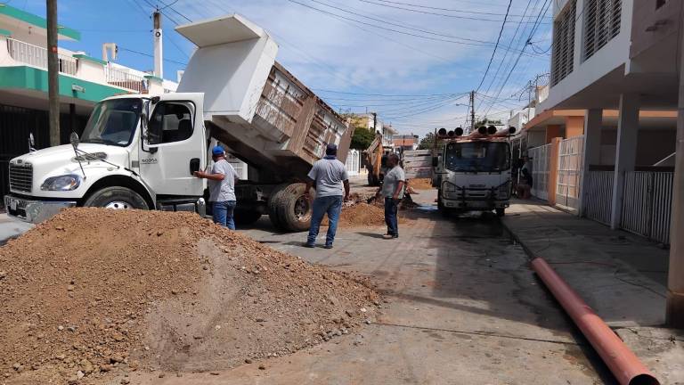Una retroexcavadora abrió una zanja para sustituir la tubería dañada por tubos nuevos.