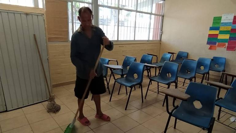 Acuden a limpiar escuelas en Mazatlán y las encuentran sin luz ni agua por robo de cables y tuberías