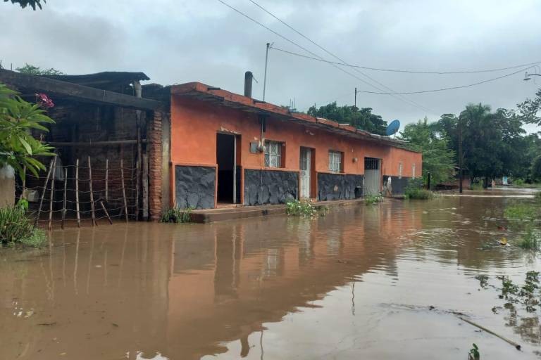 Habitantes de La Concha, en Escuinapa, despiertan rodeados de agua por huracán