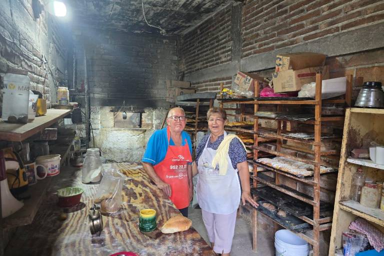 Enrique y Mayte mantienen viva producción de pan artesanal en el barrio de la Donato Guerra, en Rosario