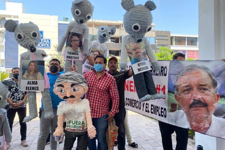 Con banda, ciudadanos festejan la salida de Estrada Ferreiro de la Presidencia Municipal de Culiacán