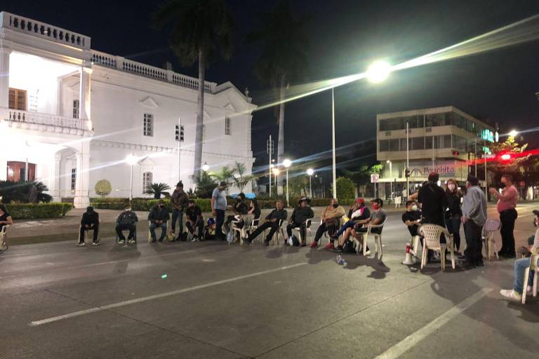 No desisten, pepenadores pernoctan a las afueras del Ayuntamiento de Culiacán tapando el tráfico