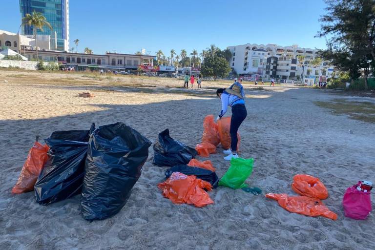 Realizan campaña de limpieza en playas de Mazatlán previo a Semana Santa
