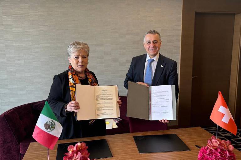 México firma convenio con Suiza para proteger bienes diplómáticos en Ecuador tras invasión a la embajada