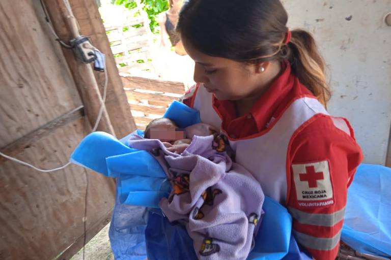 Policías municipales y paramédicos de Cruz Roja atienden parto en un colchón
