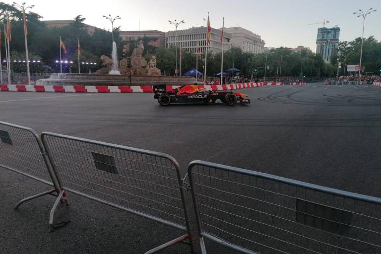 ‘Checo’ Pérez hizo rugir su Red Bull por el centro de Madrid