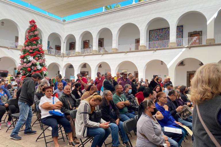 Adultos mayores hacen fila en Culiacán para pagar el Predial