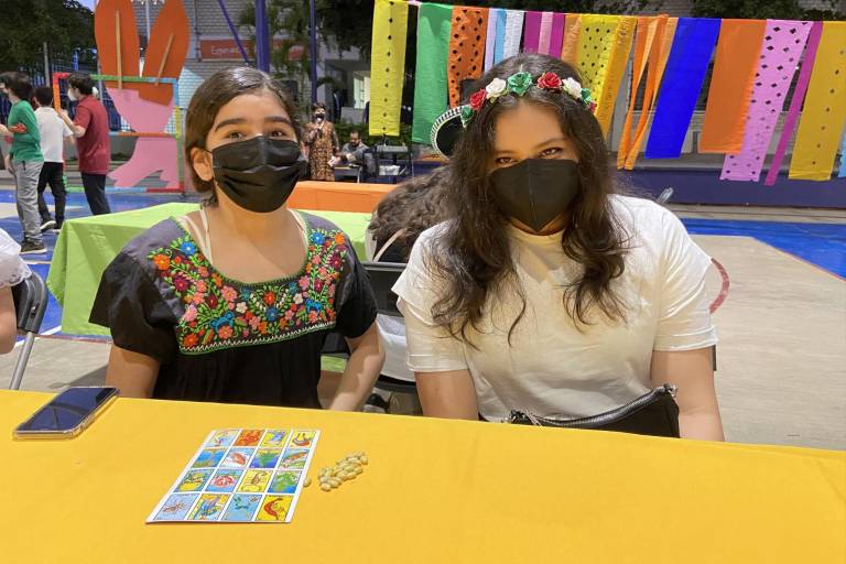 Conviven en la fiesta mexicana