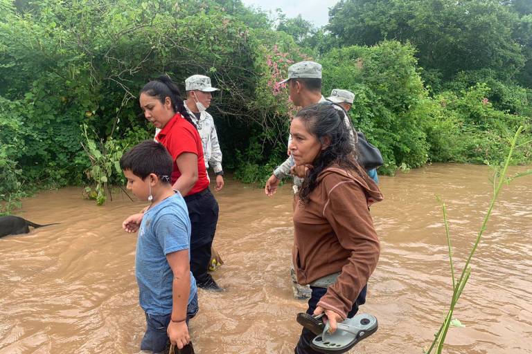 Incomunicados, 15 pueblos de Mazatlán por las lluvias de ‘Nora’