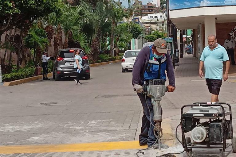A un día de su inauguración, rompen paso peatonal en Mazatlán para dejarle salida al agua pluvial