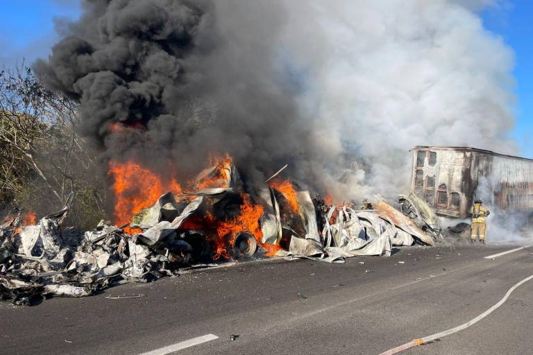 Chofer de tráiler muere carbonizado al chocar en la autopista Mazatlán-Culiacán