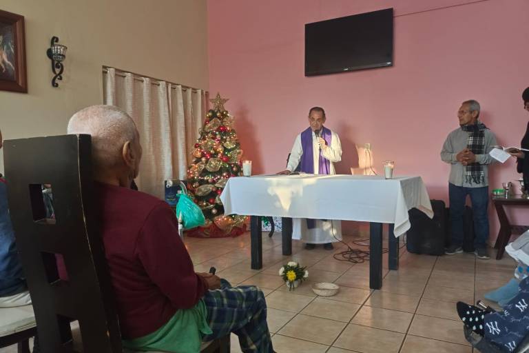 Celebran misa de Navidad en asilo de ancianos de Escuinapa