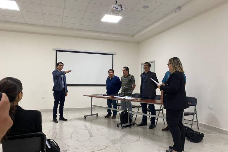 Obtiene grado de Maestro en Historia con Honores