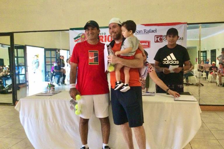Premia a ganadores del Torneo de Tenis Patrio