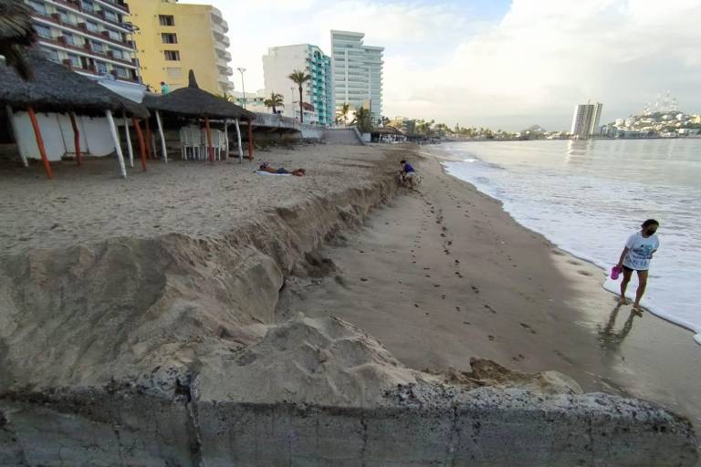 El huracán Nora ocasionó un fuerte oleaje a su paso por Mazatlán y dejó playas erosionadas