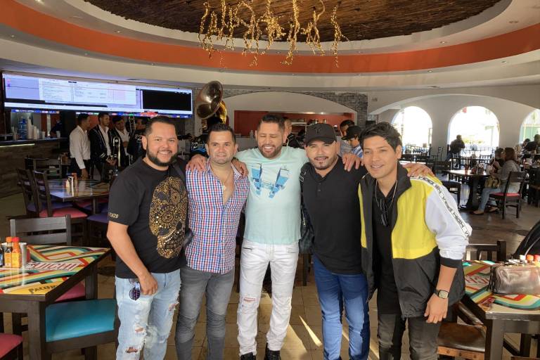 Celebra Pancho Barraza tres décadas de trayectoria con grabación de 30 duetos