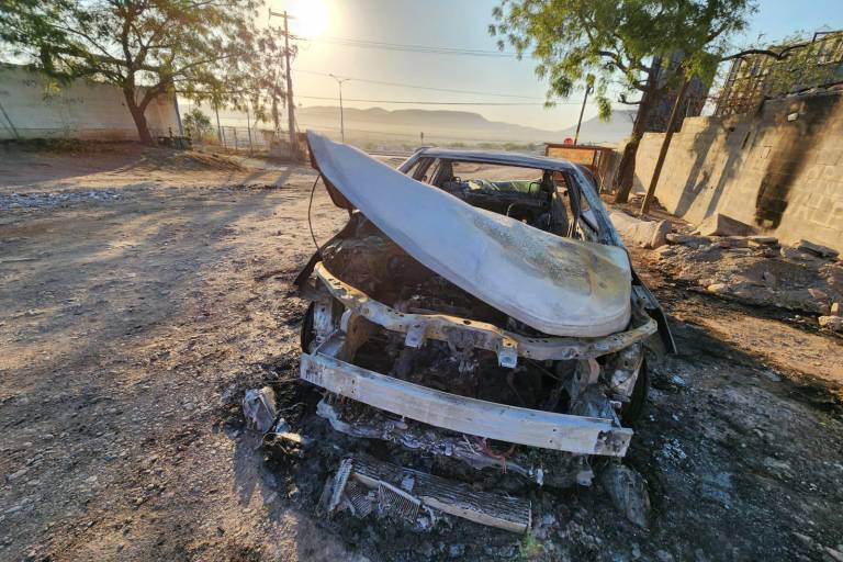 Encuentran auto calcinado y baleado cerca del tanque de agua en la colonia Progreso