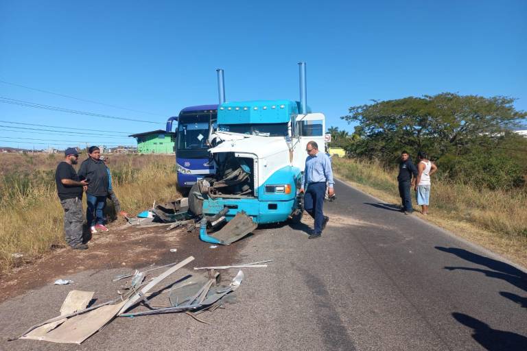 Se registra carambola a la salida norte de Escuinapa