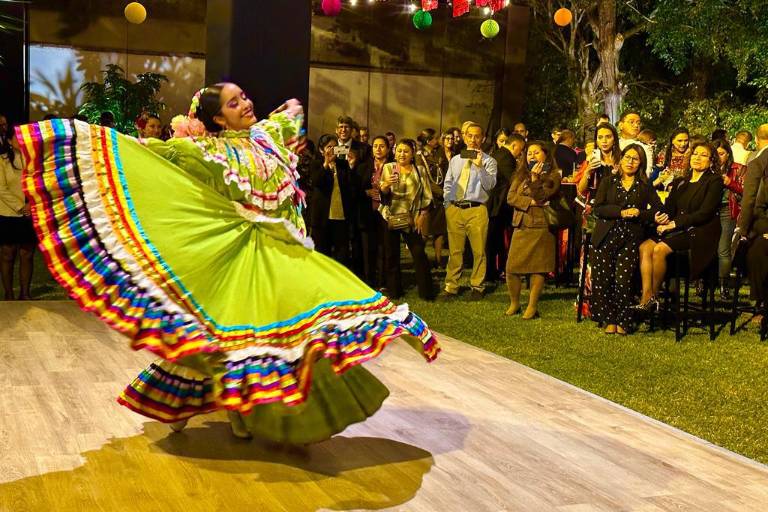 Ovacionan en Perú al Ballet Folklórico de Cultura Mazatlán