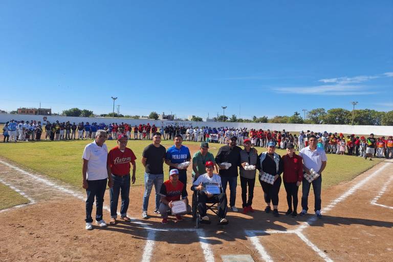 Adrián Ulises Hernández lanza la primera bola en inauguración de Ligas de Beisbol de Escuinapa