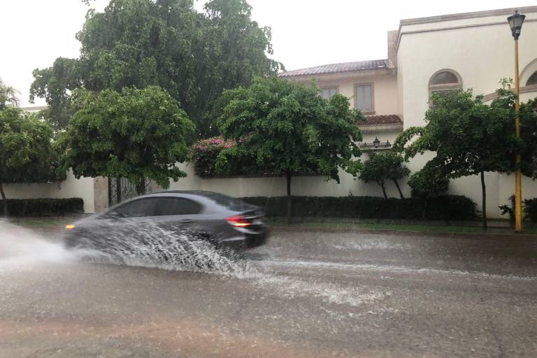 Cae sorpresiva lluvia en Culiacán