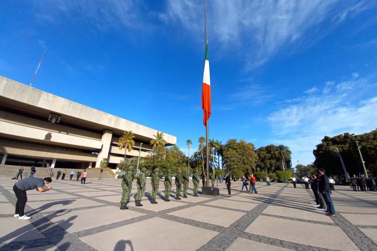 Conmemoran el Día del Trabajo con izamiento de bandera en Culiacán