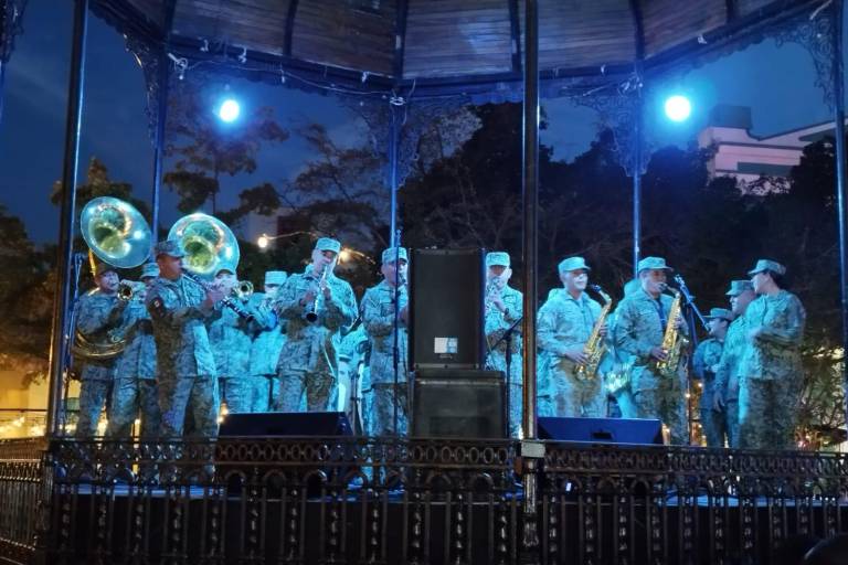 Decenas de turistas disfrutan la música de la Banda de Tercera Región Militar