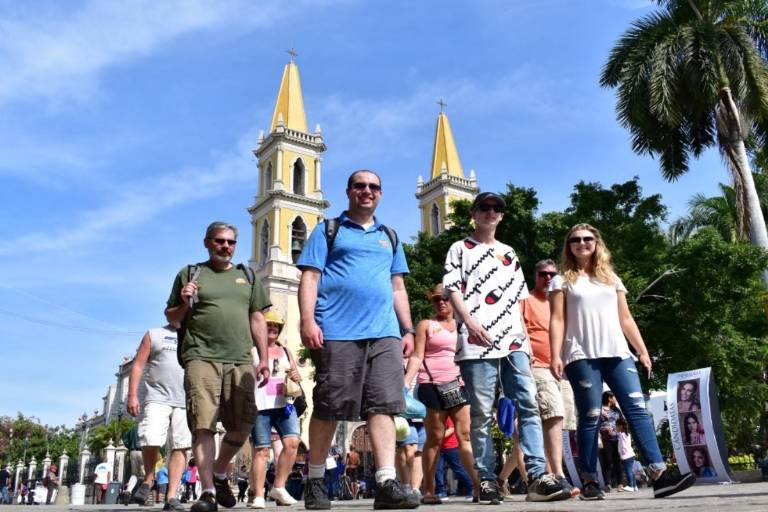 ‘El Químico’ defiende bailes masivos y presume que solo haya 12 casos activos de Covid en Mazatlán