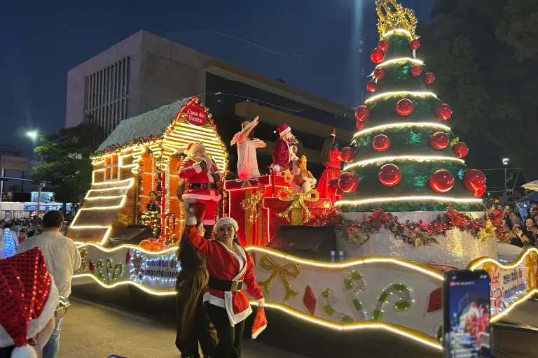 La ciudad se ilumina con el tradicional Desfile Navideño de Culiacán 2025