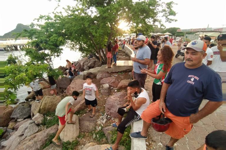 En Mazatlán, familias despiden a pescadores que van a la caza del camarón