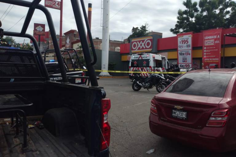 Despojan camioneta en la Salvador Alvarado en Culiacán y esquirlas de bala hieren a una menor