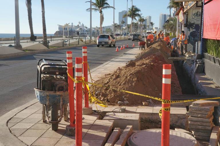 ‘Invaden’ constructores banqueta de Avenida del Mar; Planeación dice que es necesario, de momento
