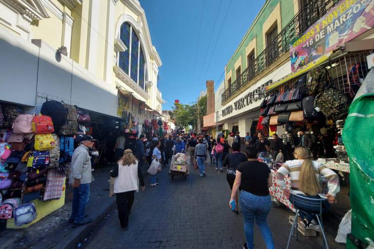 Realizan compras previas a Noche Buena en el Centro de Culiacán