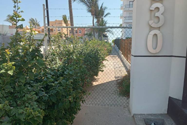 Cierran acceso a playa en Cerritos; vecinos piden reabrirlo