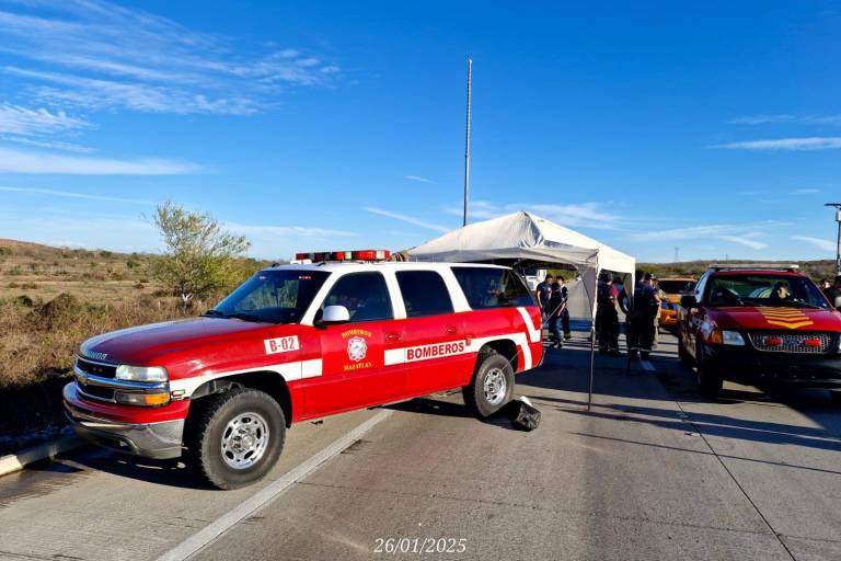 Incendio de tráiler con productos químicos provoca cierre del Libramiento Mazatlán