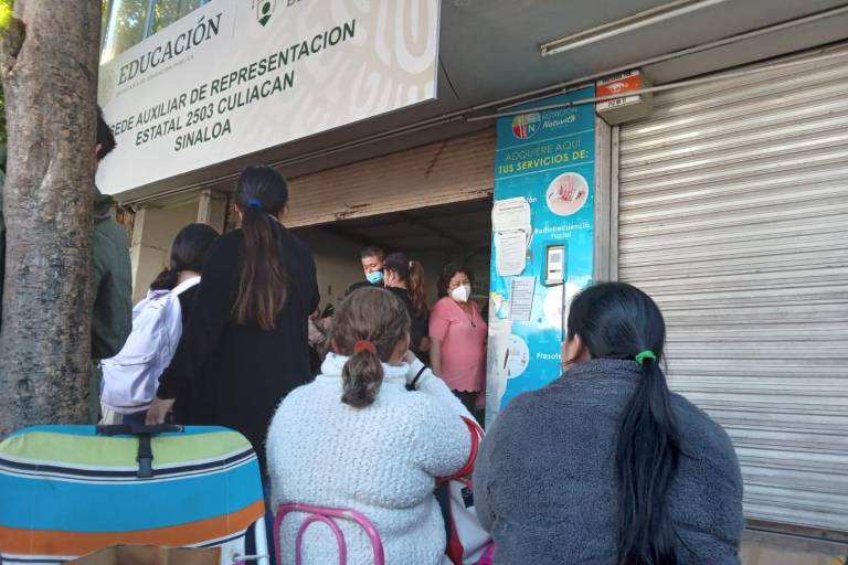 Esperan desde la noche para inscribir a sus hijas a la beca Benito Juárez