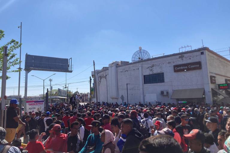 Cierran puente Paso del Norte en Juárez ante concentración de migrantes