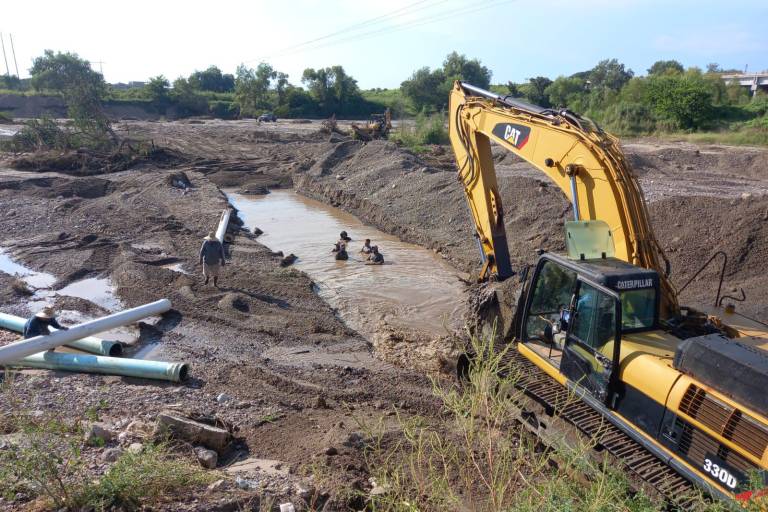 Sin descanso trabajó JUMAPAM para restablecer el suministro de agua en Villa Unión, el río se llevó la tubería