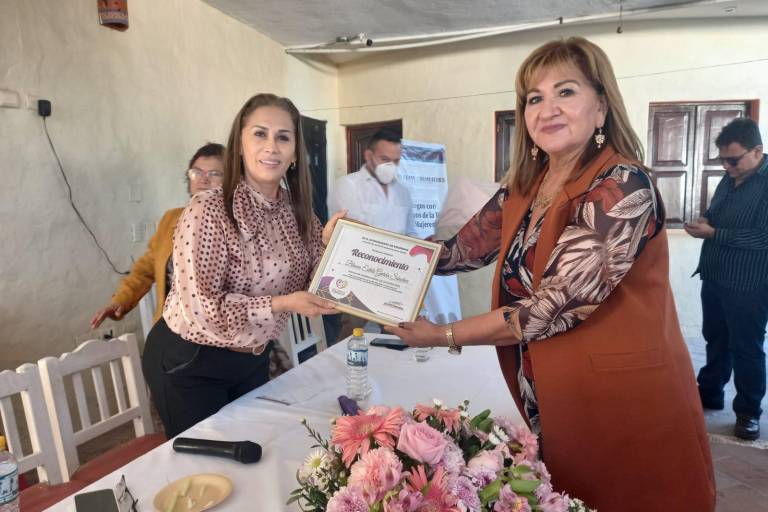 Mujeres de Teacapán exponen a Tere Guerra los problemas que viven a diario