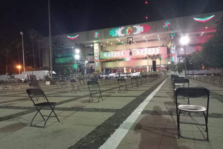 Asistentes a la espera del Grito de Independencia en Culiacán