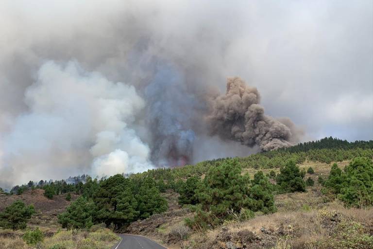 Hace erupción el volcán Cumbre Vieja, en islas Canarias, España