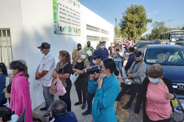 Madrugan en el DIF Humaya de Culiacán para ser vacunados contra el Covid-19