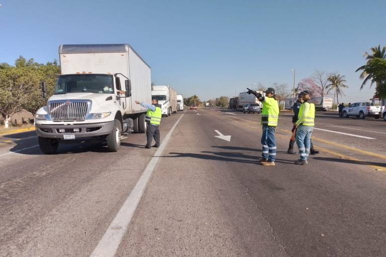 Vuelca pipa cargada de combustible en la autopista del Pacífico