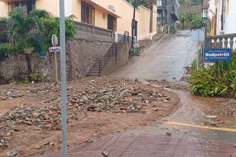 Reportan derrumbes en el Cerro de la Nevería; vecinos claman ayuda