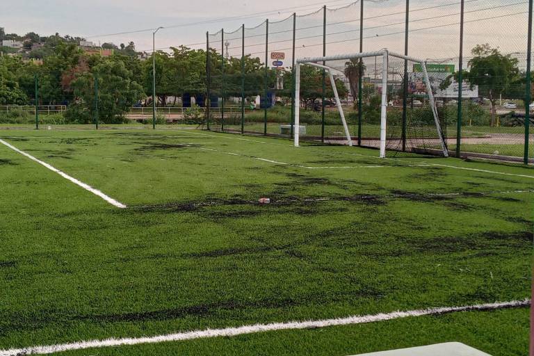 Rehabilitan el campo y parque deportivo en La Foresta; pero lluvia los deja encharcados