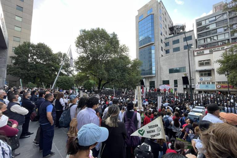 AMLO pide conciliación para levantar huelga de Telmex