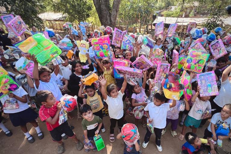 Reciben niños y niñas de Rosario regalos navideños con anticipación