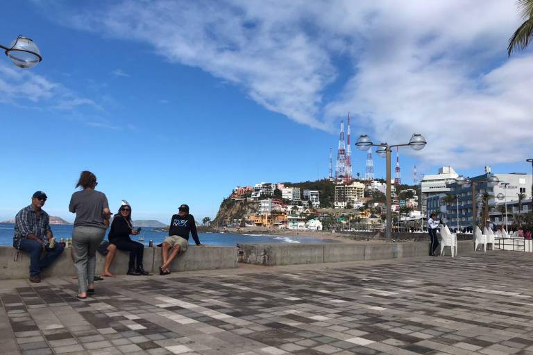 Siguen la fiesta: turistas llegan ‘amanecidos’ a disfrutar del malecón de Mazatlán