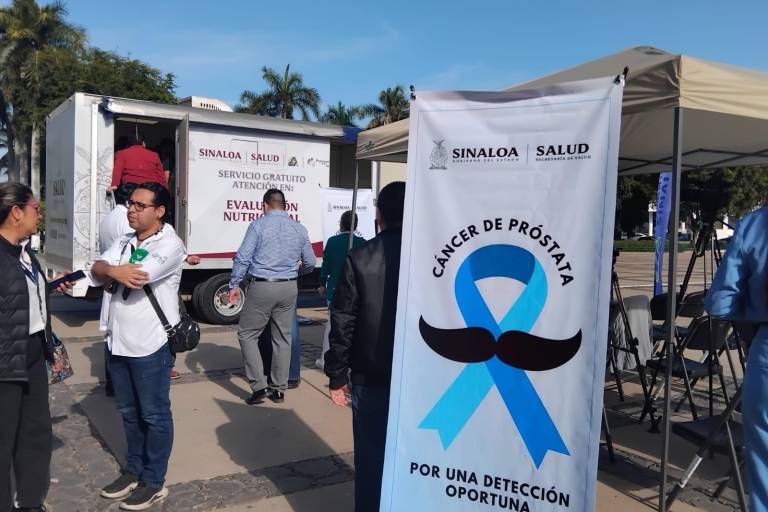 Instalan unidad móvil para detectar cáncer de próstata en la explanada del Palacio de Gobierno