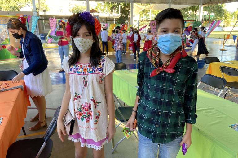 Conviven en la fiesta mexicana